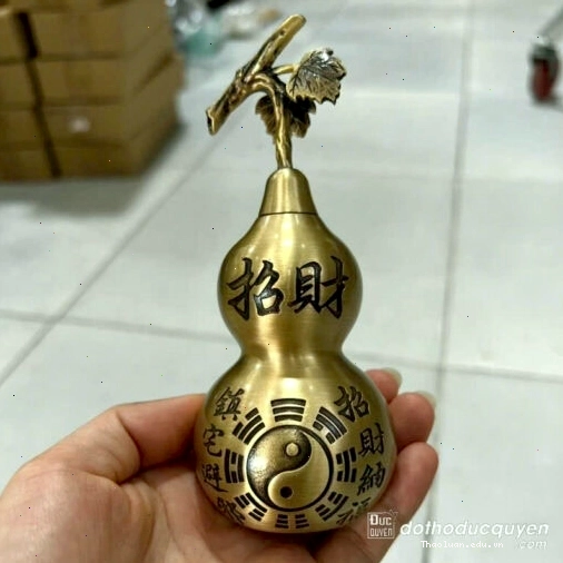 Hồ lô phong thủy đặt trên kệ trang trí phòng khách