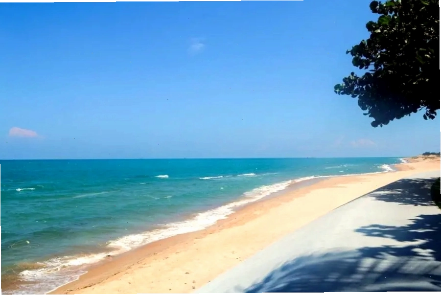 Hồ Tràm Vũng Tàu với bờ cát dài và nước biển trong xanh