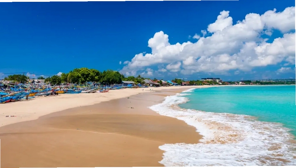Hoàng hôn lãng mạn tại bãi biển Jimbaran Bali với các nhà hàng hải sản ven biển