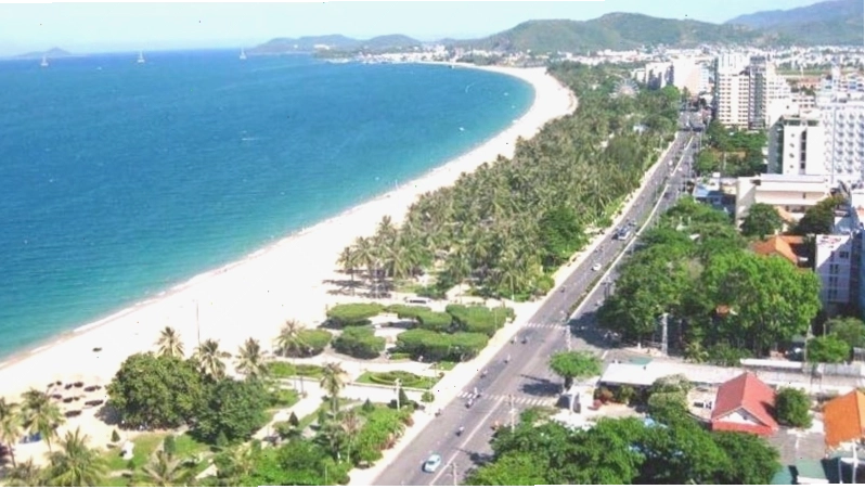 Hoàng hôn rực rỡ trên bãi biển Nguyễn Tất Thành