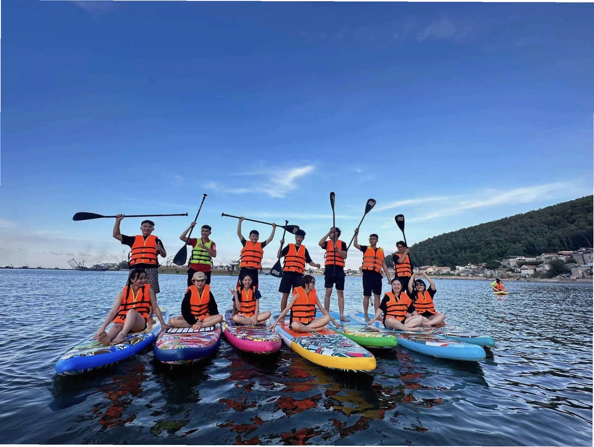 Hoạt động chèo SUP trên biển Bãi Đông