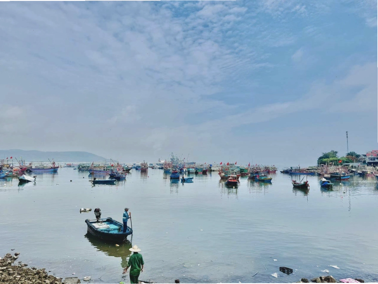 Hoạt động đánh bắt hải sản tại làng chài Nghi Sơn