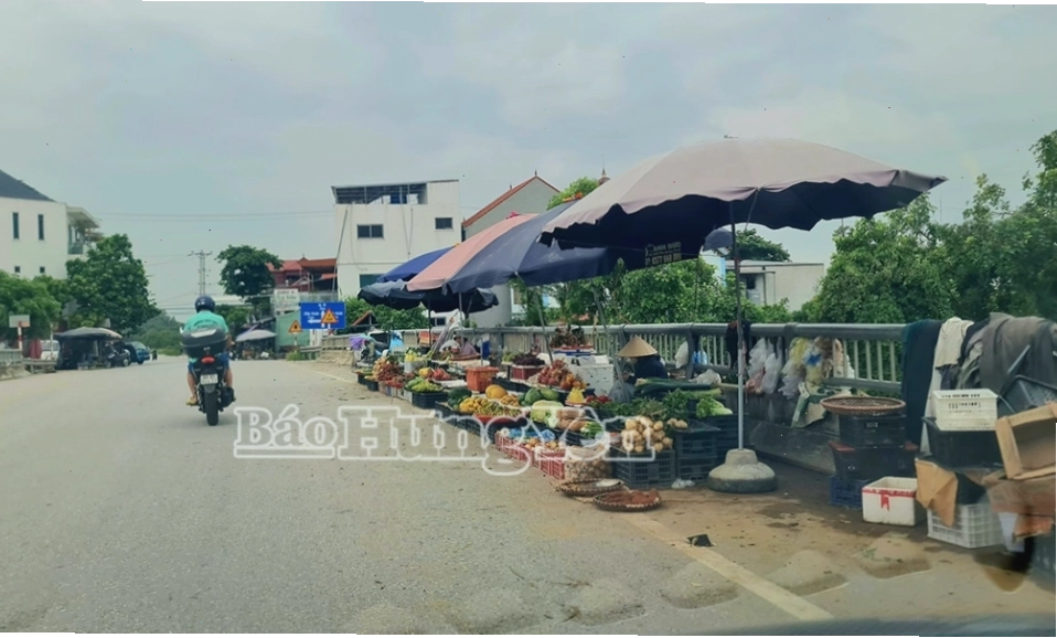 Hoạt động họp chợ trên cầu Thuần Xuyên