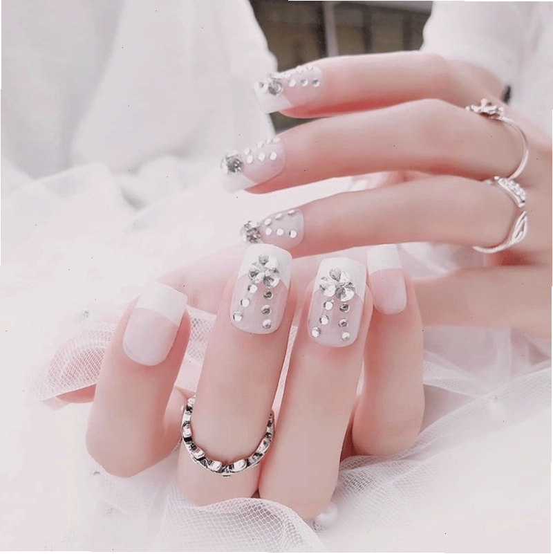 Học viên thực hành vẽ móng tại lớp