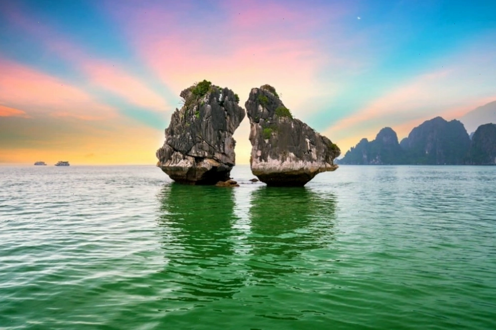 Hòn Trống Mái là hòn đảo nhỏ tại Hạ Long Bay với hình dáng độc đáo