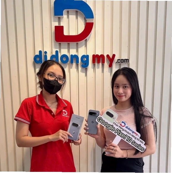 Khách hàng đang tư vấn về các sản phẩm tài chính