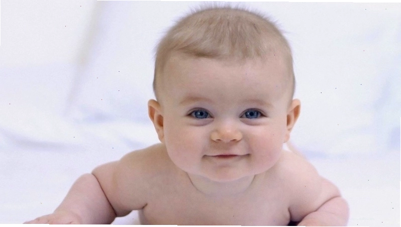 Khoảnh khắc bé trai cười tươi vui vẻ