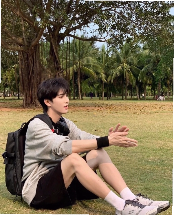 Khoảnh khắc đời thường đáng yêu của chàng trai 2k11