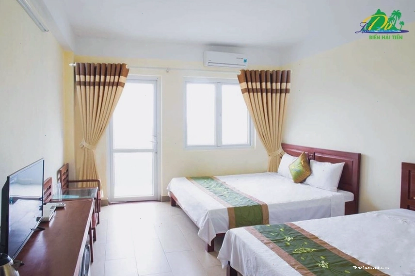 Khu vực bể bơi tại một khách sạn biển Hải Tiến với thiết kế hiện đại