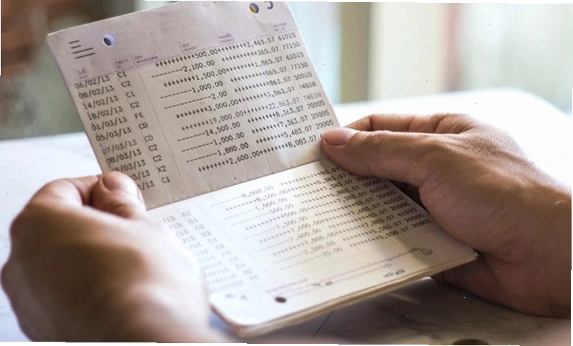 Kiểm tra lại sổ tiết kiệm và các thông tin liên quan tại quầy giao dịch ngân hàng