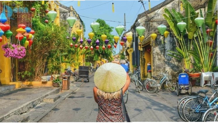 Làn nước xanh biếc tại Biển Bình Minh