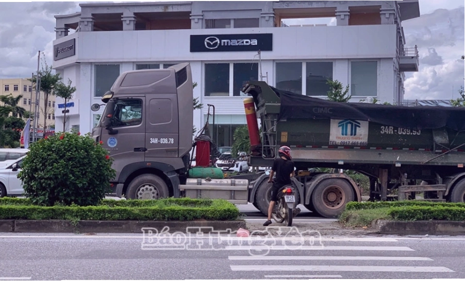 Lối đi bộ bị lấn chiếm làm đường tắt cho xe