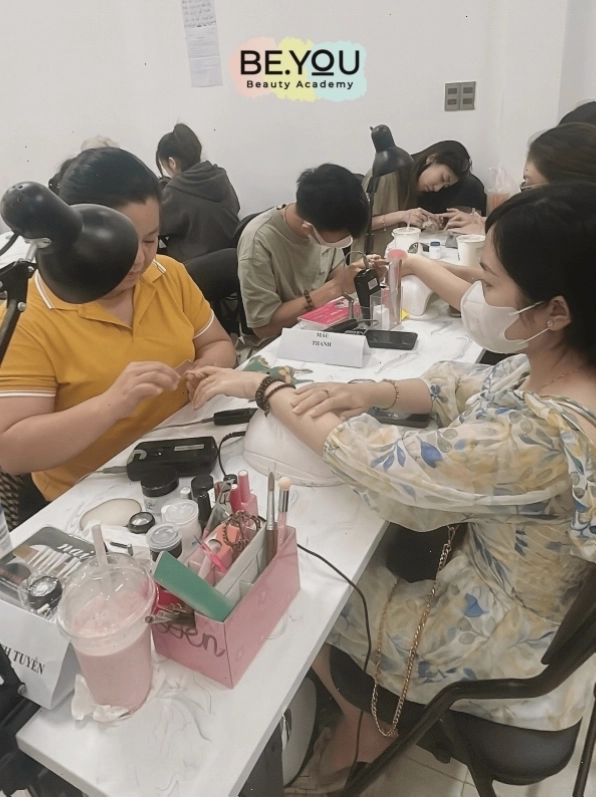 Lớp học thực hành làm nail
