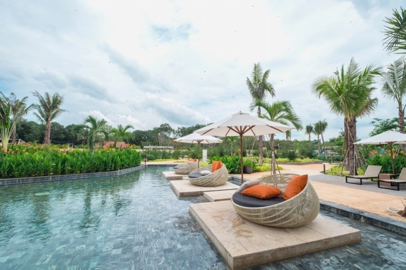 Luộc trứng bằng nước khoáng nóng tại Suối nước nóng Bình Châu