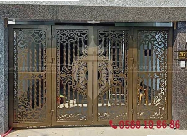 Mẫu cổng sắt 4 cánh đẹp với kích thước cân đối theo phong thủy