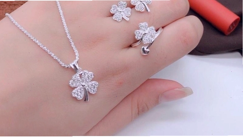 Mẫu dây chuyền cỏ bốn lá bằng đá quý