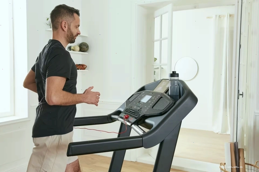 Máy chạy bộ cần có khung máy vững chắc, ít rung lắc là kinh nghiệm mua máy chạy bộ gia đình thứ hai