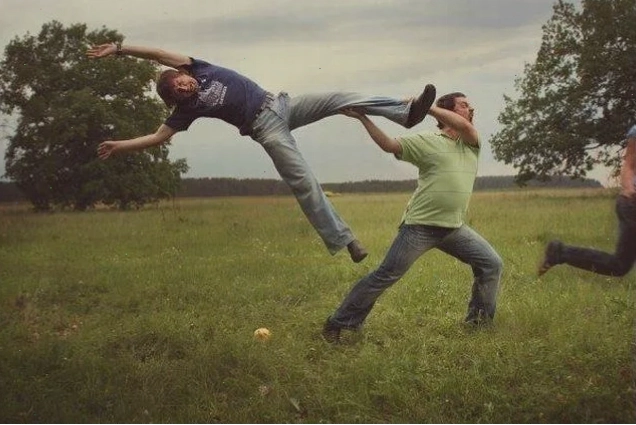 Meme đánh người hài hước trong các tình huống đời thường