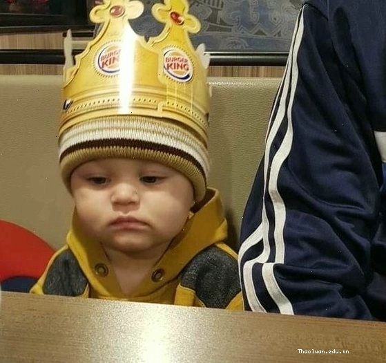 Meme em bé buồn chán với đôi mắt thơ ngây