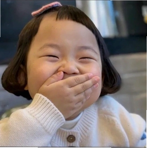 Meme em bé cười khoe răng sún cực kỳ đáng yêu