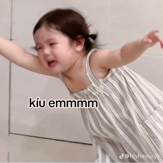 Meme em bé dễ thương với biểu cảm ngộ nghĩnh