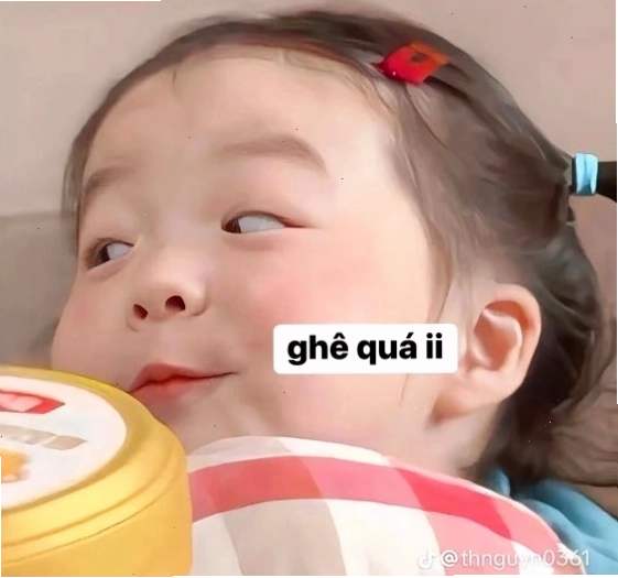 Meme em bé tinh nghịch đang chọc ghẹo