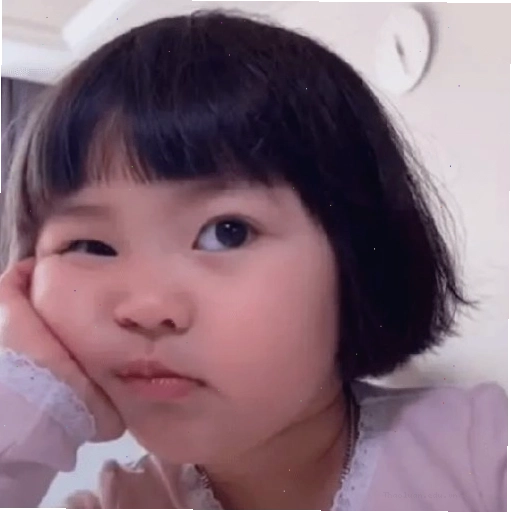 Meme em bé với vẻ mặt chán nản, mệt mỏi