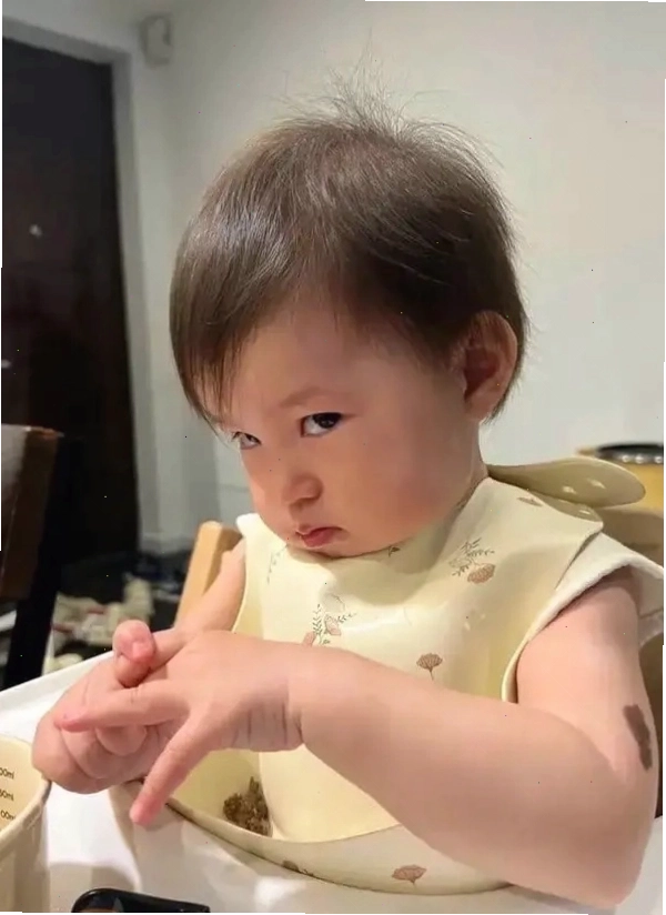 Meme liếc mắt cười, thể hiện sự bất lực pha lẫn thích thú
