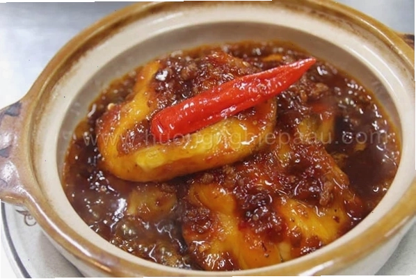 Món cá kho tộ trình bày bắt mắt trên mâm cơm