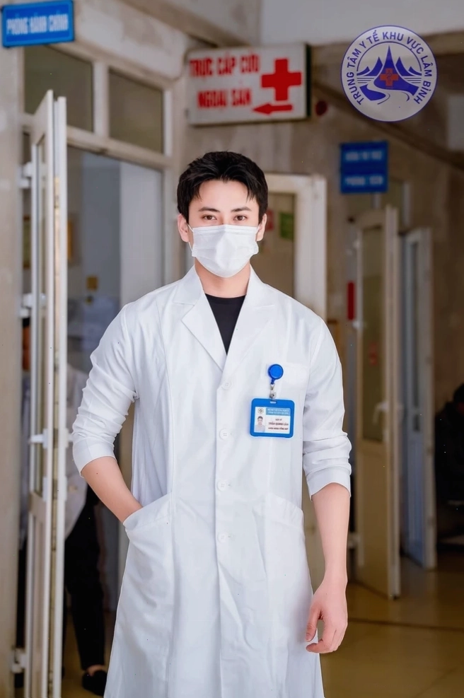 Một bác sĩ trẻ với ngoại hình điển trai đang khám bệnh