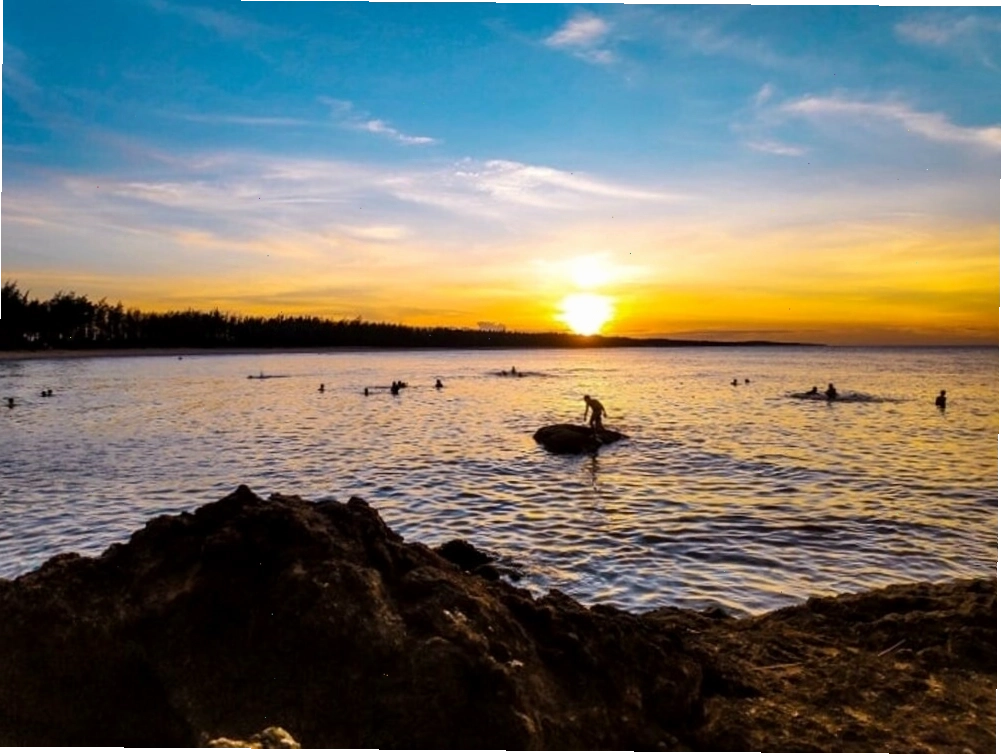 Ngắm bình minh rực rỡ trên Biển Tam Thanh