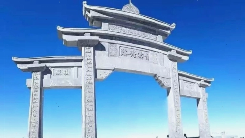 Ngắm cảnh từ Cổng trời Sapa