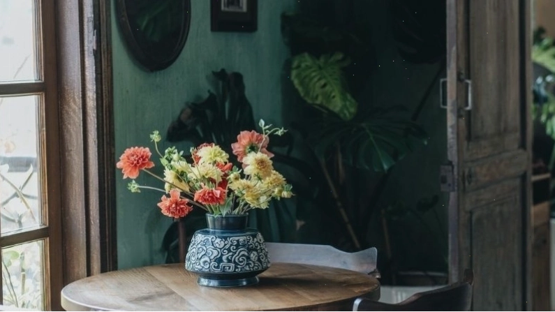 Nghệ thuật cắm hoa thược dược trong trang trí nội thất
