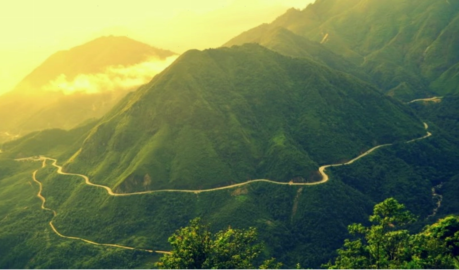 Ngọn núi khổng lồ với hình dáng độc đáo, nổi bật giữa khung cảnh thiên nhiên