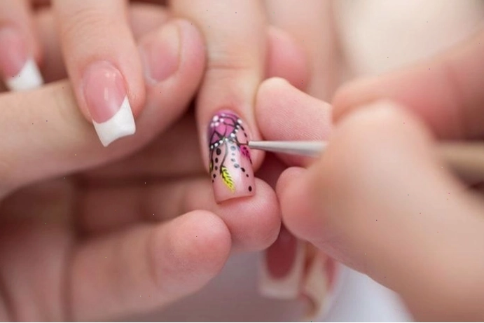 Người thợ nail đang hoàn thiện bộ móng cho khách