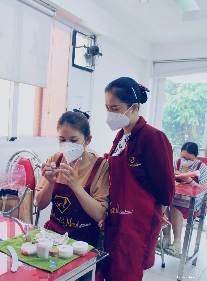 Người thợ nail đang làm móng cho khách