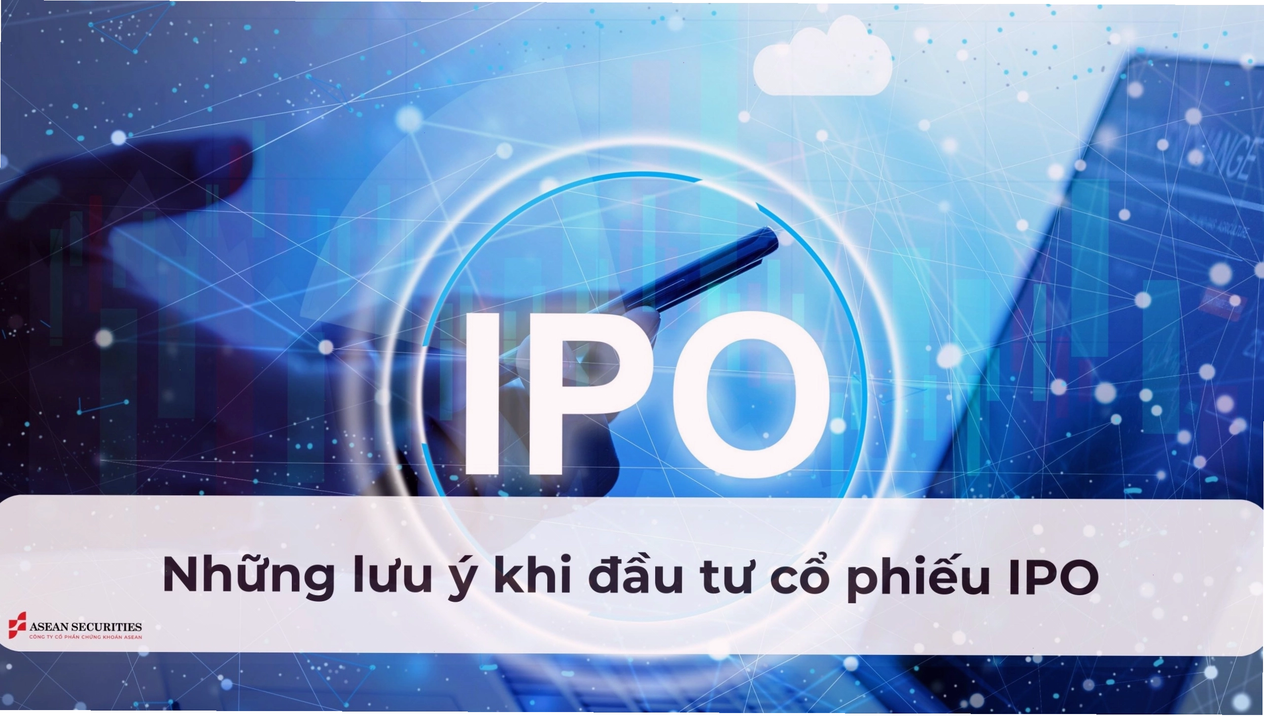 Nhà đầu tư đang xem biểu đồ giao dịch cổ phiếu IPO