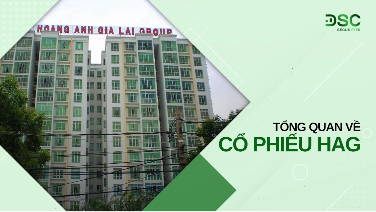 Nhà đầu tư theo dõi bảng điện tử chứng khoán