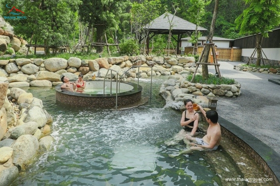 Nhân viên tư vấn dịch vụ tại Yoko Onsen