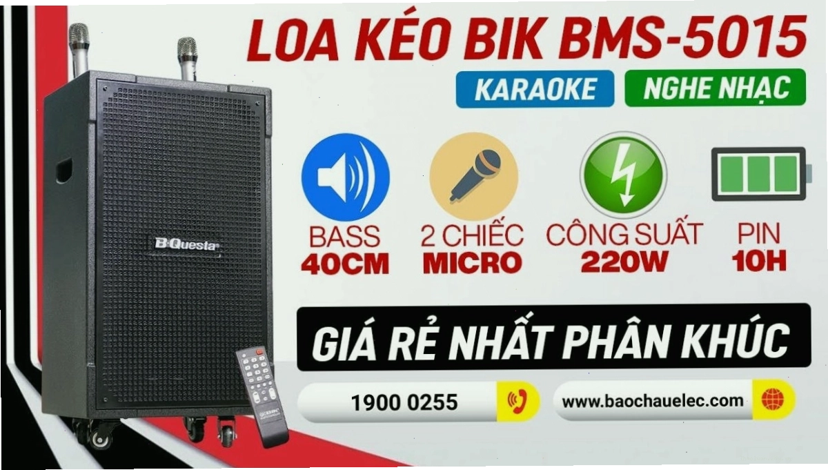Nhóm bạn trẻ đang vui vẻ hát karaoke cùng nhau