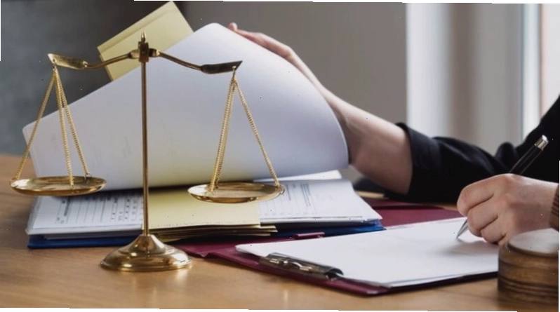 Nhóm sinh viên luật đang thảo luận bài tập