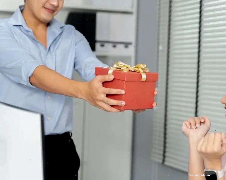 Những lời chúc 20/10 chân thành kèm một món quà nhỏ có thể làm cho đồng nghiệp vui cả một ngày