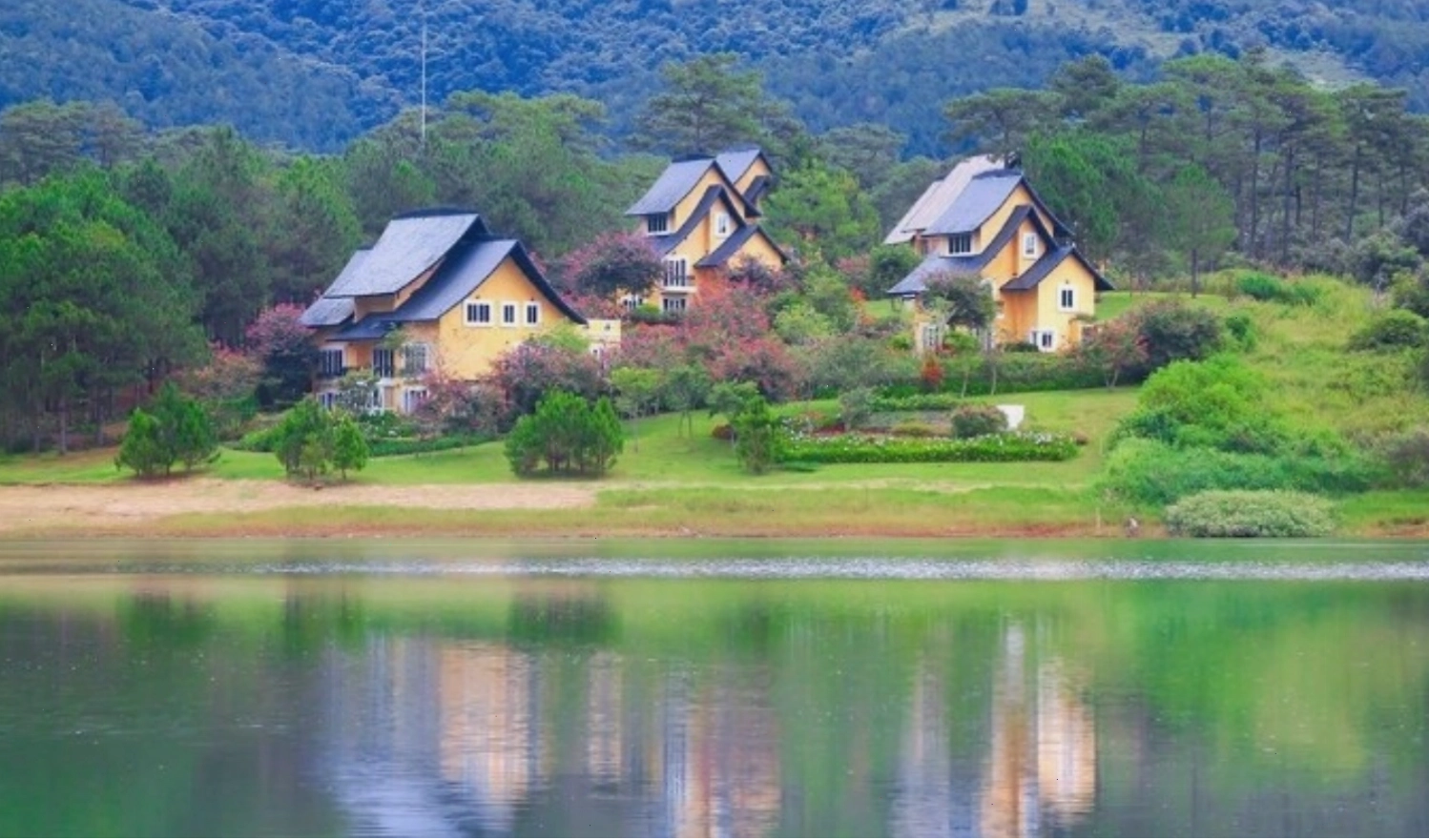 Những ngôi nhà trên đồi núi bên bờ sông thơ mộng
