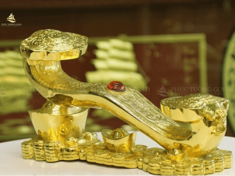 Phòng làm việc gọn gàng với vật phẩm phong thủy
