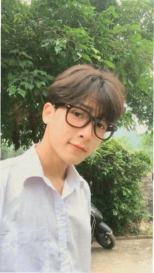 Phong thái thư sinh của nam sinh K9 khi đeo kính