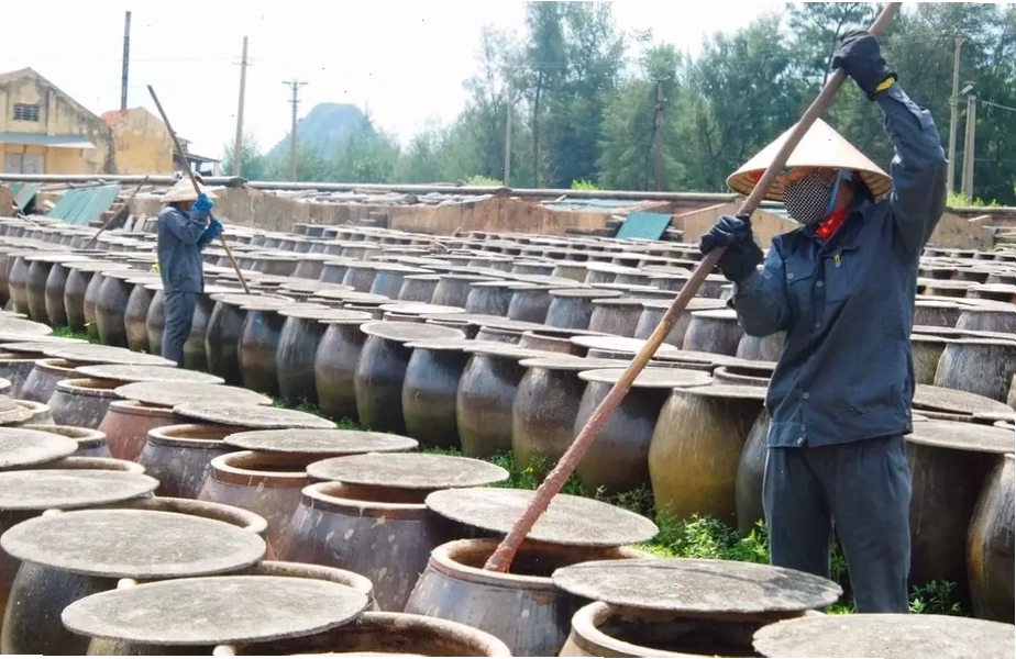 Quy trình làm nước mắm Cái Rồng truyền thống tại Quảng Ninh