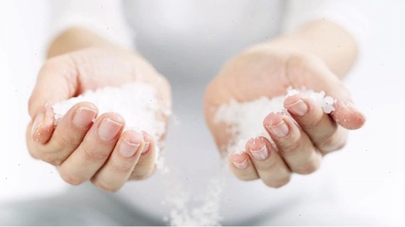 Rải muối tại các góc nhà mới