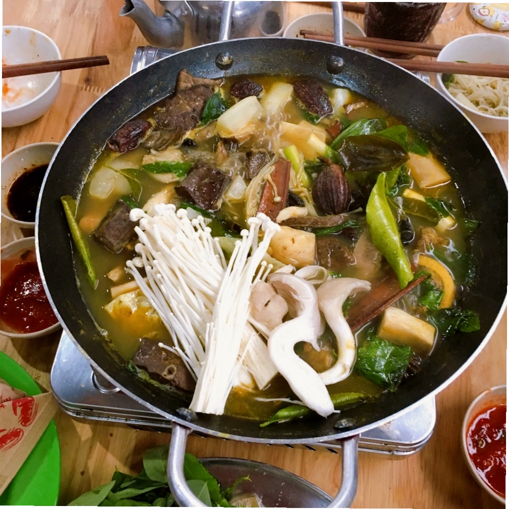 Rượu ngô và các sản vật địa phương tại chợ phiên Hà Giang