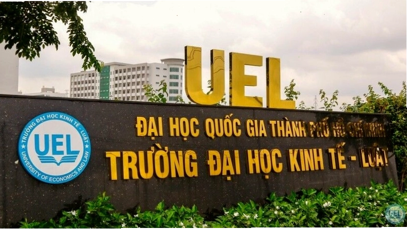 Sinh viên đang tham dự buổi báo cáo chuyên đề tại trường đại học