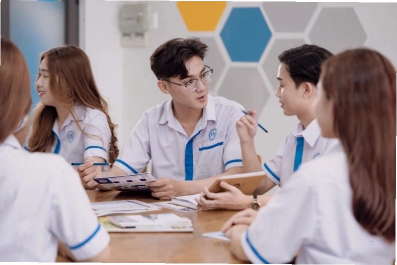 Sinh viên ngành Kinh doanh quốc tế thảo luận nhóm về các vấn đề thương mại toàn cầu
